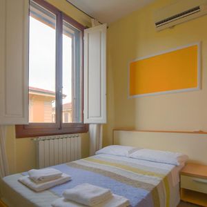 Kleine Kamer met een King Size Bed